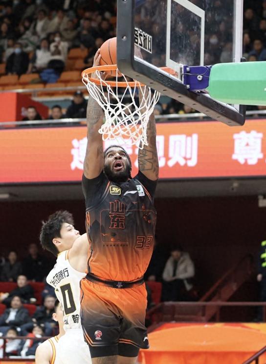 山东男篮客场大胜，全队发挥出色