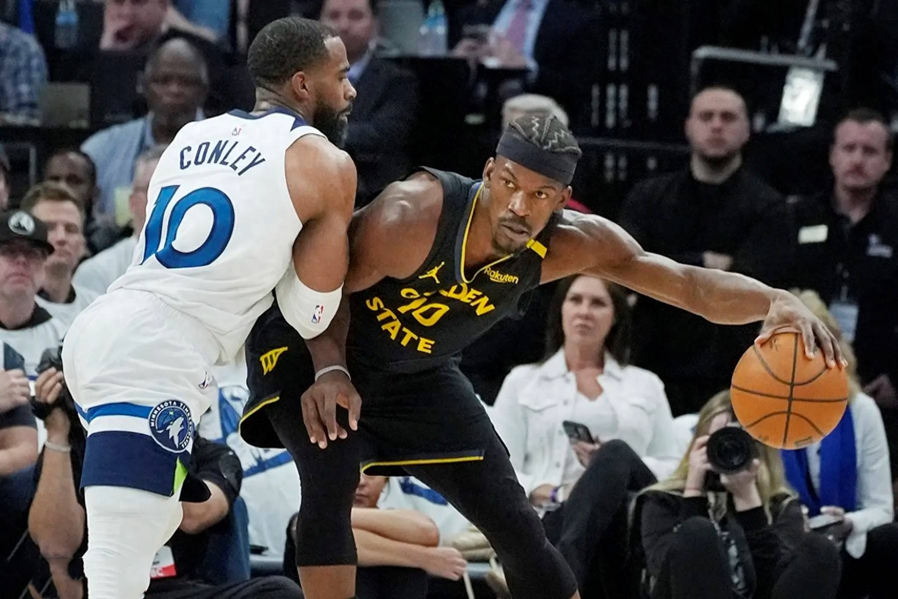 勇士横扫森林狼库里分赢下比赛