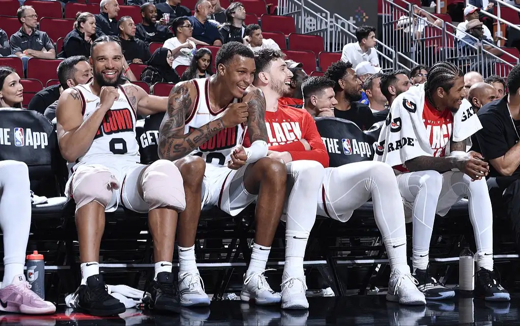 马刺队球员集体爆发，助球队赢得关键比赛