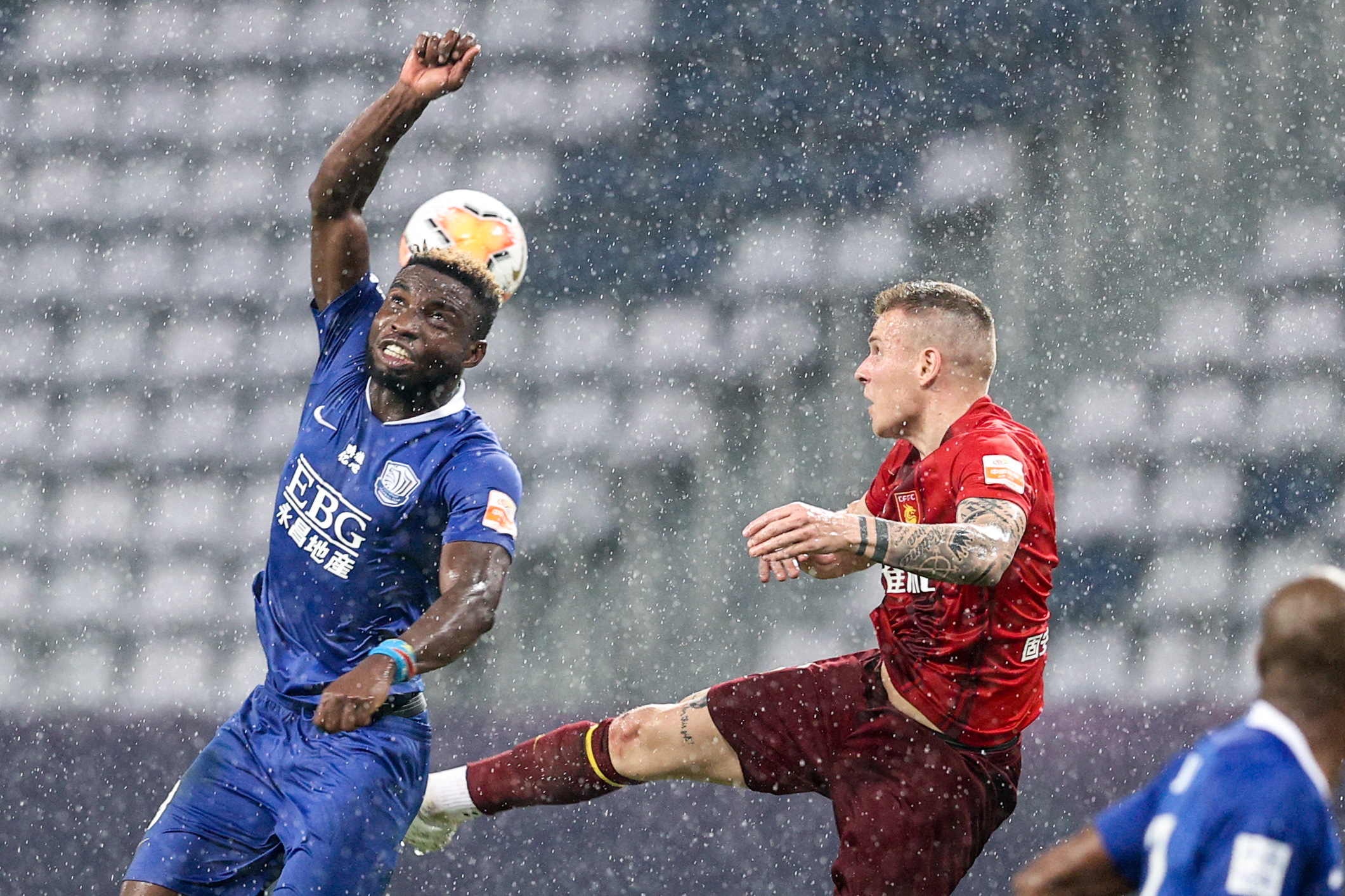 每一场比赛都是风云变幻，胜负未决令球迷心跃神驰