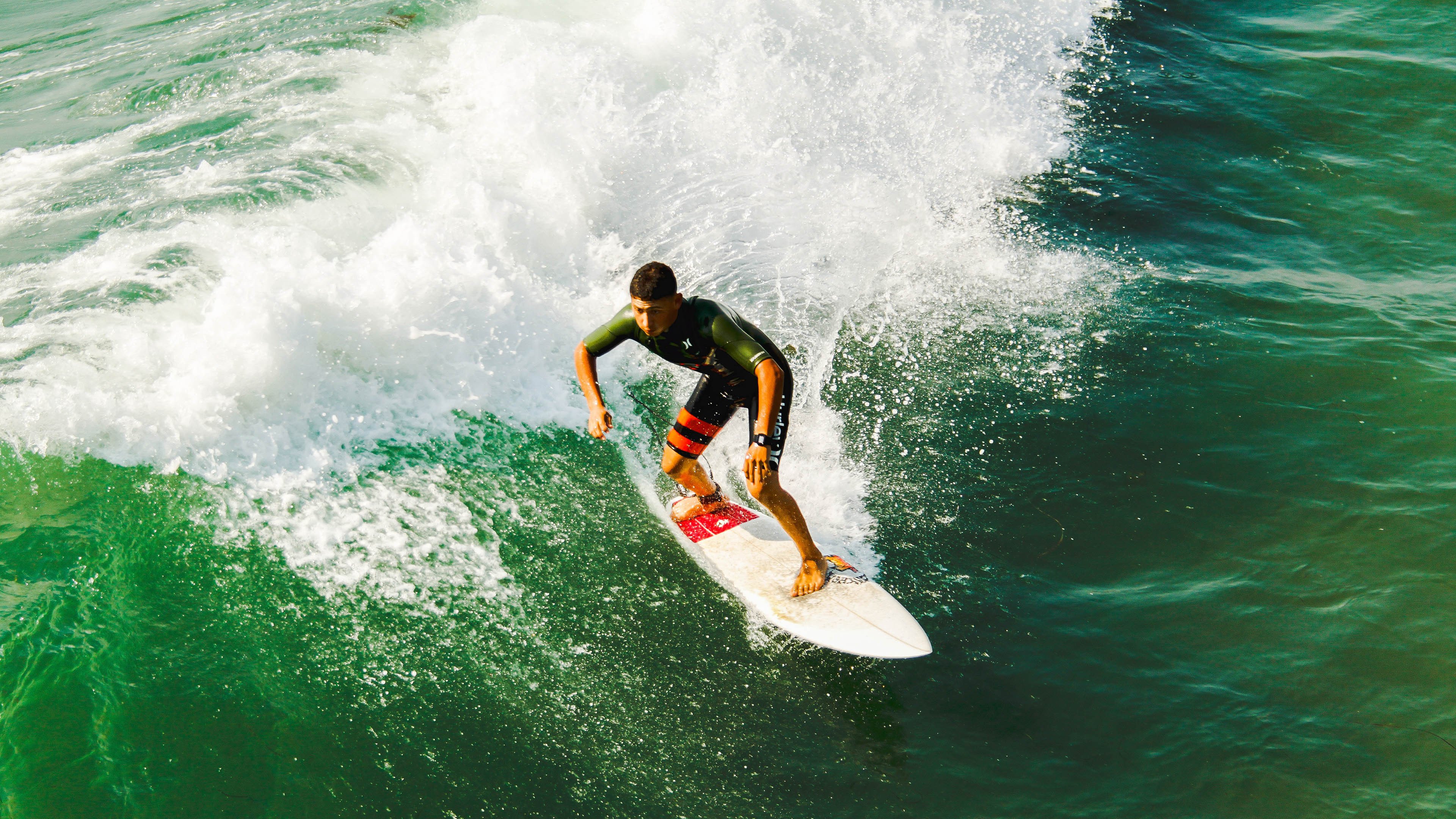 哈登迎来二十赛季出色发挥，皇家马德里观众热烈欢呼！赛场气氛高涨
